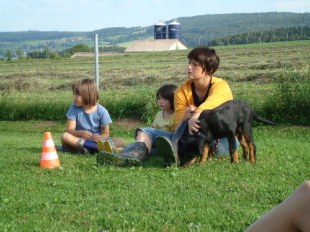 Familie mit Welpe